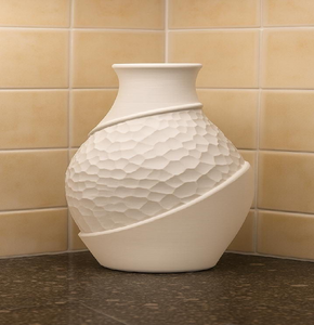 Paire de vases artisanaux émaillés vert, ornés de délicates vignes florales sculptées et de textures terreuses. Disponible à prix de gros. - Product Image 6