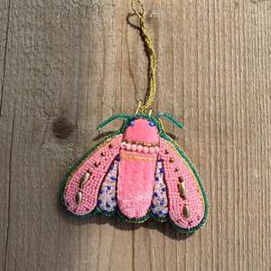 Adorno de mariposa rosa fantasiosa hecho a mano con cuentas de vidrio, adornos colgantes navideños con lentejuelas y detalles de terciopelo - Product Image 1