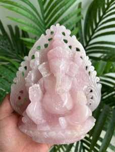 Statue de Ganesha en quartz rose sculptée à la main avec motif floral au dos, idole de dieu hindou pour la décoration de la maison ou du temple, cadeau - Product Image 1