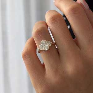 Anillo de Tres Piedras con Diamantes Cultivados en Laboratorio de 2 Quilates, Ovalados y de Media Luna, Anillo de Compromiso de Oro de 14k con Tres Piedras Ovaladas, Certificado IGI - Product Image 2