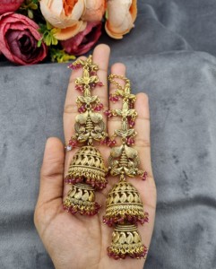 Boucles d'oreilles Jhumka en cristal perlé à double dôme avec chaînes de cheveux intégrées, idéales pour les mariages et les occasions festives – Vente en gros - Product Image 3