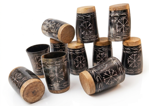 Juego de Vasos de Chupito de Cuerno Vikingo Hechos a Mano con Diseño de Nudo de Brújula Grabado, Copas de Hidromiel de Cuerno Bovino Auténtico con Base de Madera - Product Image 3