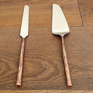 Couteau à gâteau et outils de service en acier inoxydable de qualité supérieure avec manche à motif martelé pour couper et servir les gâteaux lors d'événements spéciaux - Product Image 5