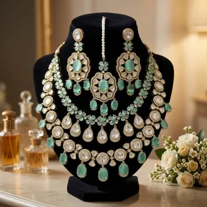 Elegante Juego de Collar con Perlas Kundan Chapadas en Oro de Alta Calidad con Aretes y Tikka para Bodas, Colección para Mujer - Product Image 1