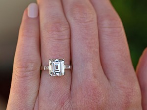 Bague de fiançailles en or jaune massif avec diamant de laboratoire taille émeraude de 2 carats, sertissage clos, solitaire classique pour femme - Product Image 2
