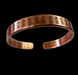 Pulsera Tradicional Ayurvédica con Sello Sagrado Om en Cobre Sólido, Joyería Metálica Moderna con Diseño Exquisito - Product Image 1