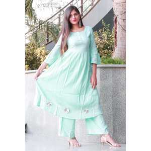 Ensemble de costume pour femme en crêpe de rayonne bleu magnifique avec manches cloche, taille XS - Product Image 2