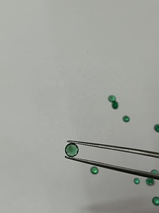 Émeraudes zambiennes naturelles non traitées de qualité supérieure AAA+ certifiées IGI, 3 mm-4 mm, calibrées pour la production de bijoux, couleur naturelle intense à 100 %. - Product Image 3
