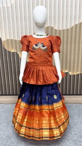 Nouvelle Collection : Lehenga Choli Traditionnel pour Filles en Tissu Jacquard Pattu Pavadai Extensible – Idéal pour Mariages, Diwali et Fêtes Spéciales - Product Image 4