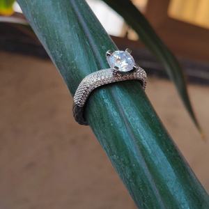 Anillo de Compromiso Revalia Clásico de Plata de Ley 925 con Circonita Cúbica Tallada y Halo, Anillo de Lujo para Mujer con Banda Pavé y Acabado Pulido para Bodas y Fiestas - Product Image 1