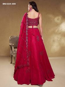 Magnifique ensemble Lehenga-Choli en Georgette avec broderies Zari-Dori-Sequin, semi-couture, rose framboise évasé, fournisseur et exportateur mondial - Product Image 5