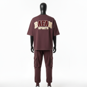 Ensemble t-shirt et pantalon cargo en molleton de coton premium pour homme, couleur marron bordeaux, avec logo chenille appliqué, personnalisé, 2 pièces. - Product Image 2