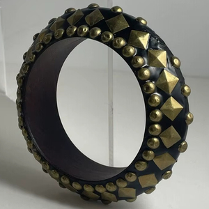 Bracelet en bois Pentagramme Rétro, design large et exagéré avec rivets, fait main, moderne, étanche, accessoire unisexe - Product Image 4