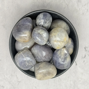 คริสตัลไอโอไลต์ธรรมชาติคุณภาพพรีเมียมขนาด 20-30 มม. แกะสลักรูปทรงไม่สม่ำเสมอ สำหรับเรกิ เฟิงชุย เครื่องรางนำโชค ตกแต่งบ้าน - Product Image 1