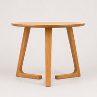 Table basse en chêne clair avec pieds sculptés, finition grain de bois naturel, design moderne pour salon, décoration intérieure, meubles, designs Navyani Arts