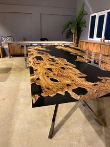 Table à manger moderne en bois massif avec bord naturel et plateau en résine époxy bleue, construction artisanale durable, qualité supérieure, style ferme/villa - Product Image 1