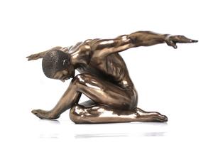 Figura Decorativa de Poliresina de Hombre Desnudo con Brazos Extendidos - Arte en Poliresina y Bronce Fundido en Frío para Decoración del Hogar - Product Image 3