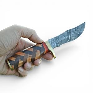 Cuchillo de Camping de Acero de Damasco Personalizado OEM – Cuchillo de Caza de Hoja Fija Hecho a Mano con Guarda de Latón y Funda de Cuero - Product Image 1