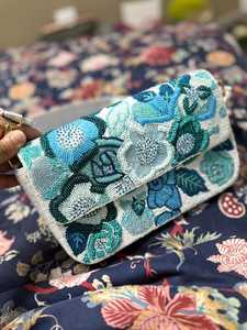 Elegante bolso de mano con cuentas hecho a mano. Hermoso diseño de bordado floral azul. Detalles de cuentas artesanales de primera calidad. Diseño elegante. - Product Image 2