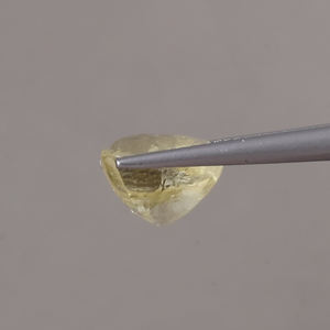 ไพลินสีเหลืองธรรมชาติแท้ รับรองโดย IGI เกรด AAA ขนาด 10x9 มม. รูปทรงคุชชั่น น้ำหนัก 6.21 กะรัต พลอยหลวม เปลี่ยนสีได้ ผ่านการเคลือบแว็กซ์/น้ำมัน - Product Image 2