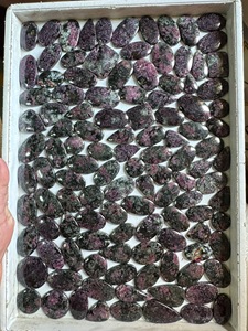 Lot en gros de cabochons en eudialyte naturelle, motif rouge profond et noir, pierres précieuses en vrac pour la fabrication de bijoux, fournisseur en gros pour fabricants - Product Image 2