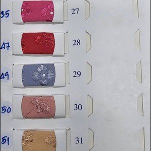 ผ้าลูกไม้ตาไก่โพลีเอสเตอร์คอตตอนหลากสีและสีพื้นสวยงามน่าทึ่ง ความกว้าง 44 นิ้ว พร้อมจัดส่งทันที - Product Image 3