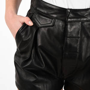 Short en cuir de vachette véritable pour femme, 100% haute qualité, sur mesure, avec fermeture à boutons sur le devant et poche avant. - Product Image 3