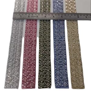 Adorno de encaje bordado con pedrería de cristal de 12 facetas, color personalizado, de alta calidad, ecológico, con parte trasera plana y fijación en caliente. - Product Image 1