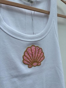 เสื้อกล้ามคอวีแบบใหม่สำหรับผู้หญิง ความยาวปกติ ดีไซน์หรูหรา แต่งโบว์ลูกไม้ ติดกระดุม ผลิตด้วยมือ เป็นมิตรต่อสิ่งแวดล้อม ผลิตโดยผู้ผลิตเสื้อผ้า - Product Image 2