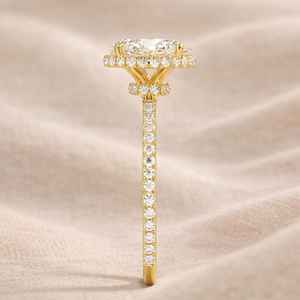 Bague de promesse classique en moissanite taille ovale avec halo pour femme, en argent sterling 925 plaqué or, cadeau de fiançailles pour partenaire - Product Image 3