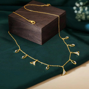 Collier en diamant avec pendentif feuille et éventail, motifs naturels alternés et élégante chaîne en or - Product Image 3