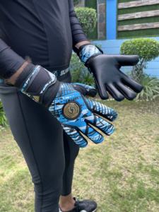 Gants de gardien de but de football sur mesure de haute qualité, découpe des doigts négative, respirants, en latex allemand de 4 mm, poignées légères - Product Image 2