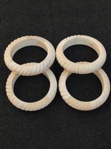 กำไลข้อมือทำมือจากกระดูกธรรมชาติขัดเงา เป็นมิตรกับสิ่งแวดล้อม สไตล์โมเดิร์น แกะสลักอย่างประณีต โดย Perfect Enterprises - Product Image 5