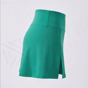 Jupe courte trapèze taille haute pour femme, couleur unie, respirante, design sportif avec fente, verte - Product Image 3