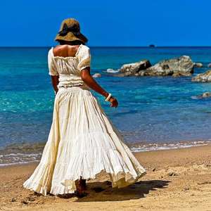 Ensemble coordonné bohème pour femme : haut court smocké à épaules dénudées et jupe longue évasée à volants – Idéal pour la plage, les stations balnéaires et les festivals - Product Image 4