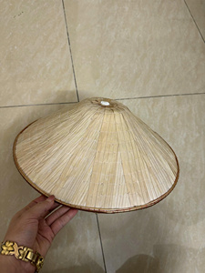 Chapeau de fermier en feuille de palmier naturelle, design conique en bambou, pour le travail en extérieur et la décoration - Product Image 4