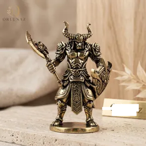 Statue d'armure de chevalier en argent foncé avec finitions dorées, tenant épée et bouclier, objet décoratif, disponible à prix de gros. - Product Image 5