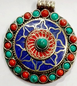 Colgantes Religiosos Tibetanos de Mariposa en Aleación con Turquesa y Baño de Plata Antigua - Product Image 2