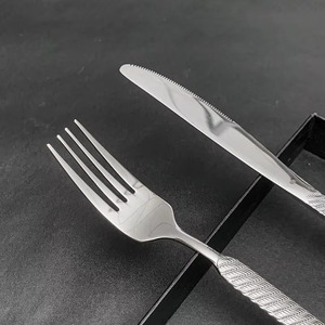 ชุดช้อนส้อมสแตนเลสสไตล์ร่วมสมัยพร้อมด้ามจับแบบมีลายข้าง เหมาะสำหรับชุดครัวเริ่มต้นและชุดอาหารราคาประหยัด - Product Image 6