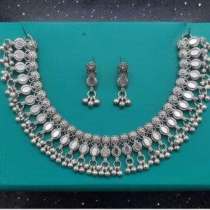 Collier ras-de-cou imitation argent avec perles pendantes à motif floral et boucles d'oreilles assorties pour tenue ethnique festive traditionnelle - Product Image 4