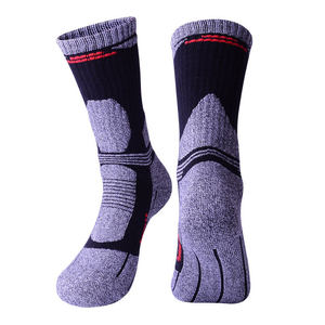Calcetines deportivos de baloncesto al por mayor con logotipo OEM personalizado, calcetines de pareja con bordado alto, calcetines de skate de marca privada, negros lisos, de punto de élite. - Product Image 2