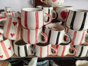แก้วกาแฟเซรามิกสโตนแวร์แบบกำหนดเอง 12 ออนซ์ พร้อมหูจับ สไตล์มินิมอล สีดำด้าน สีขาวเงา ของขวัญทางธุรกิจ พิมพ์โลโก้ได้ - Product Image 3