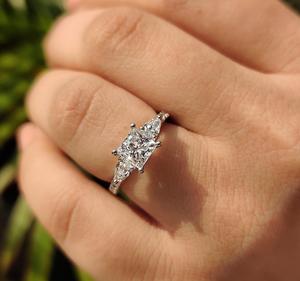 Bague élégante en diamant de laboratoire taille princesse avec pierres latérales coniques en or blanc 14 carats, design de joaillerie raffinée, cadeau pour elle - Product Image 5