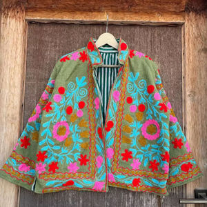 Chaqueta Bomber Suzani de Algodón Artesanal |   Patrón Floral Bordado a Mano |   Ropa de abrigo reversible y ecológica para festivales de invierno | - Product Image 1