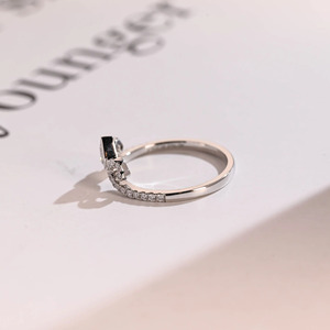 แหวนทองคำขาว 14K ประดับเพชรทรงหยดน้ำแบบเปิด - Product Image 4