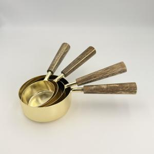 Herramienta Premium para Mediciones Precisas, Juego de 4 Tazas y Cucharas Medidoras de Acero Inoxidable Dorado con Mango de Madera - Product Image 1