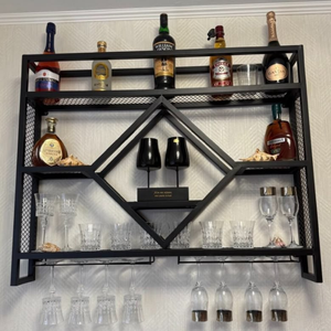 Étagère à vin murale en métal noir avec détail central en forme de diamant et rangement pour verres à pied, disponible à prix de gros. - Product Image 1