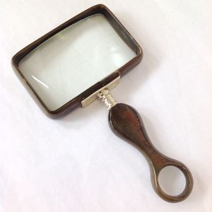 Lupa compacta de madera con diseño elegante para leer periódicos, revistas y documentos - Product Image 1