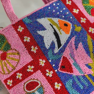 Sac fourre-tout brodé de perles Océan - Sac à main personnalisable fait main avec poissons tropicaux roses et coquillages - Sac à bandoulière coloré pour la plage d'été - Product Image 1