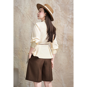 Blusa Corta Elegante para Mujer con Cuello Mandarín y Pliegues, Estilo Peplum, Informal para Oficina, Algodón y Seda, OEM ODM, Teñido Liso, IRENE - Product Image 4